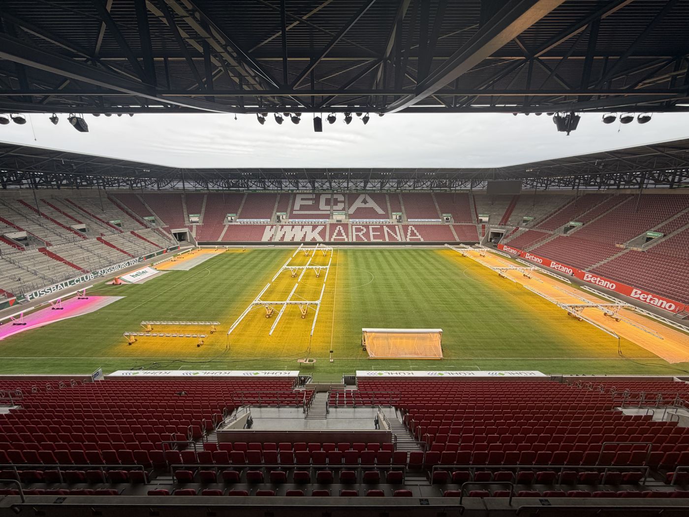 Spielfeld der WWK ARENA Augsburg mit Belichtungsanlagen