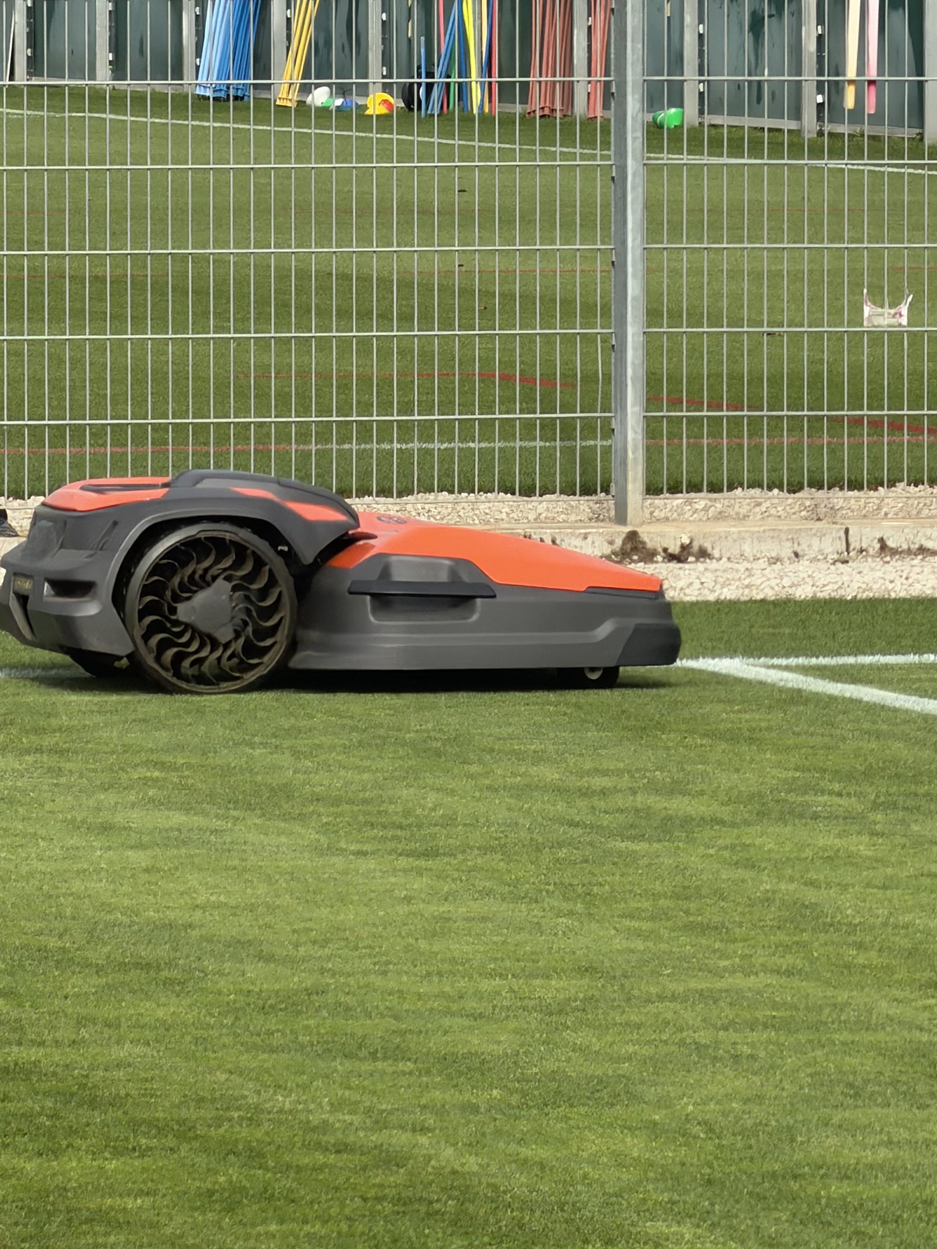 Mähroboter bei der mechanischen Pflege von Sportrasen